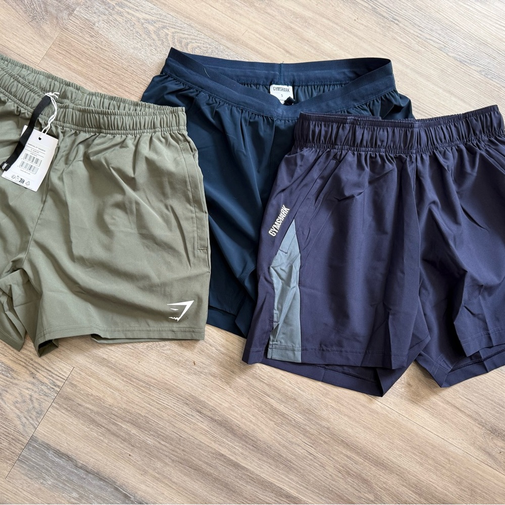 Gym shark BUNDLE OF 3 Men’s Navy Athletic Shorts with Gray Side Panel size small